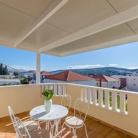 Apartment Kiwi Trogir